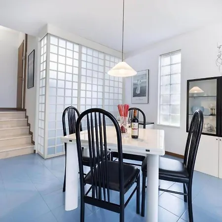 Apartman Charming 3-bedroom In With Free Parking